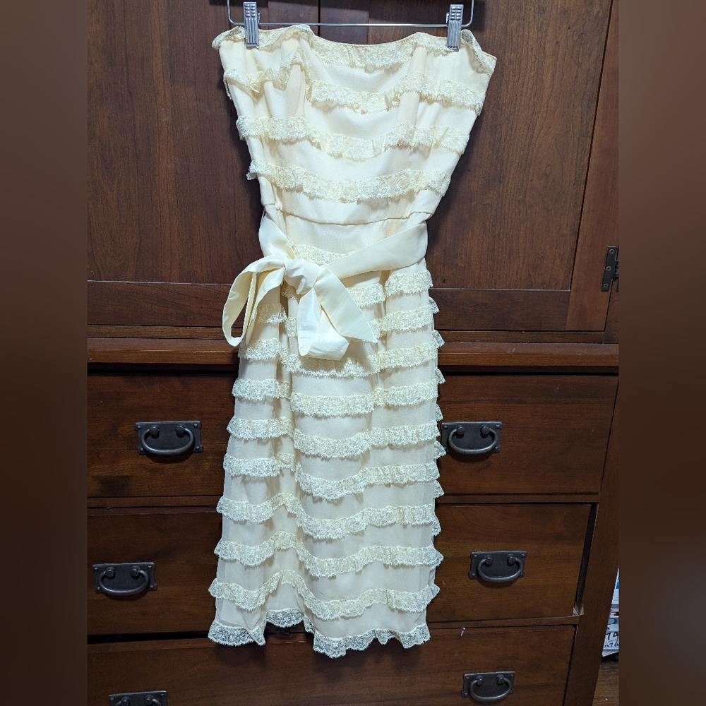 Betsey Johnson Cream Strapless Lace Dress- Size 4 - Picture 2 of 3